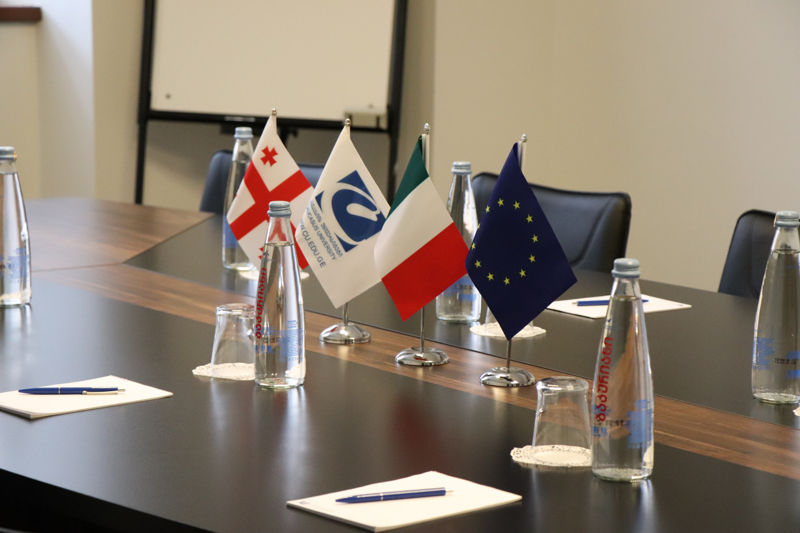 იტალიის ელჩის ვიზიტი კავკასიის უნივერსიტეტის კამპუსში